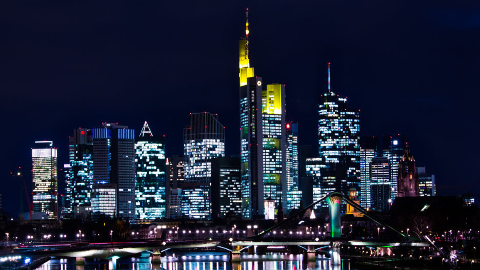 Skyline von Frankfurt am Main bei Nacht 
