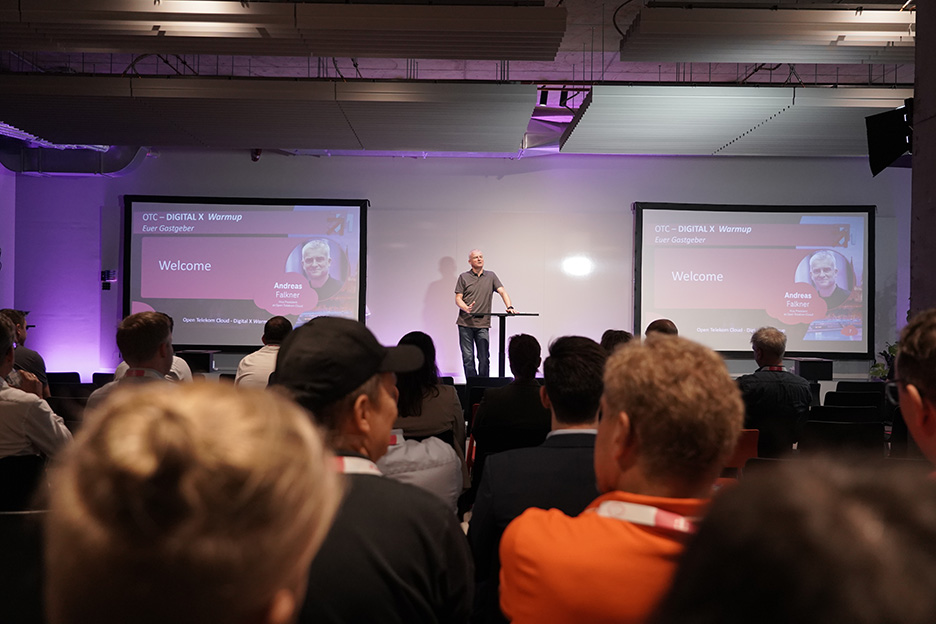 Vice President Open Telekom Cloud Andreas Falkner bei seiner Rede auf dem Digital X Warmup der Open Telekom Cloud
