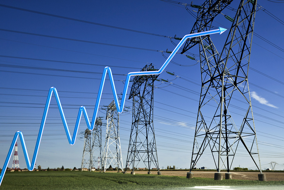 Hochspannungsmasten mit Grafik für ansteigende Preiskurve im Vordergrund.