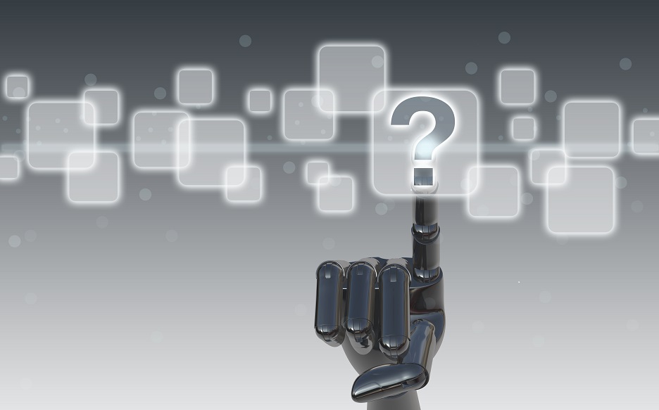 Roboterhand berührt Fragezeichen