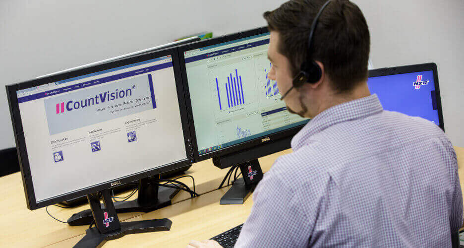 A service employee of NZR operates the energy management software CountVision on his PC.