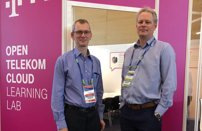 Open Telekom Cloud - Anthony Clarke und Kevin Gerrand vor dem Learning Lab