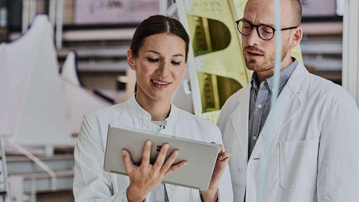 Mann und Frau im Labor mit Tablet