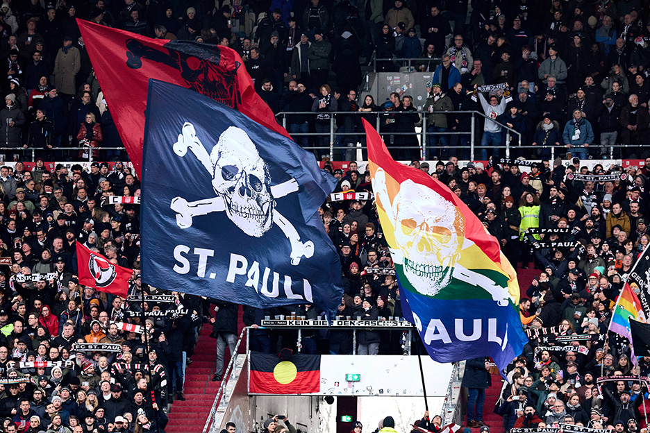 Zuschauer und Flaggen im Fußballstadion des FC St. Pauli