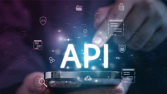 Person mit Smartphone in der Hand bedient eine API