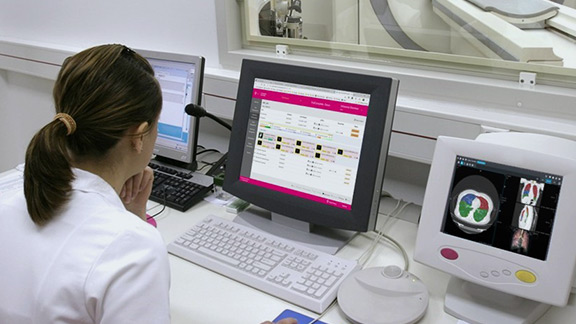 Frau am Bildschirm im Labor