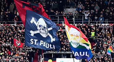 Zuschauer und Flaggen im Fußballstadion des FC St. Pauli