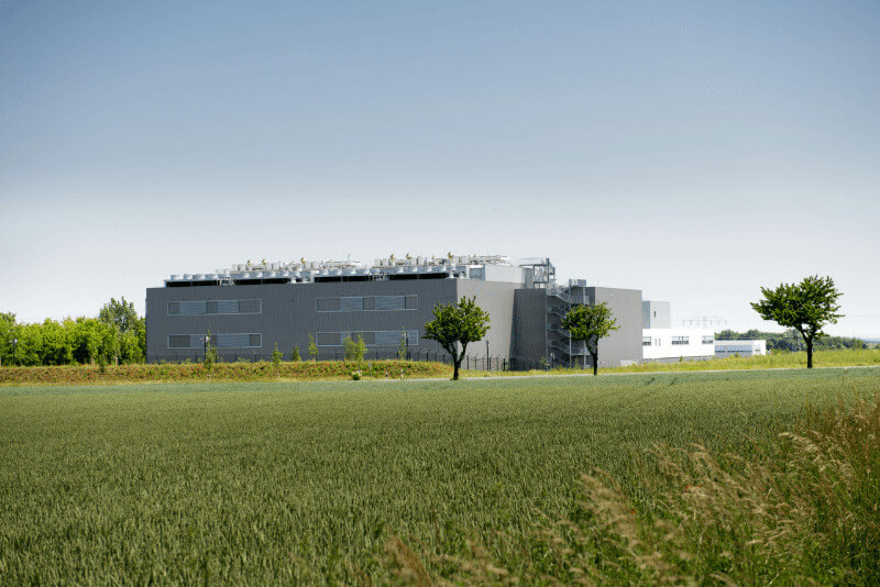Großes graues Gebäude auf grüner Fläche: Das Data Center in Biere, in dem die Public Cloud der Telekom gehostet wird