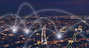 Ansicht einer Stadt bei Nacht mit digitalen Knotenpunkten