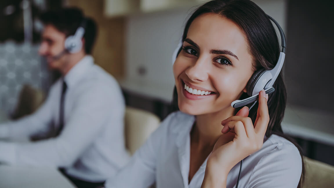 Frau mit Headset im Call Center