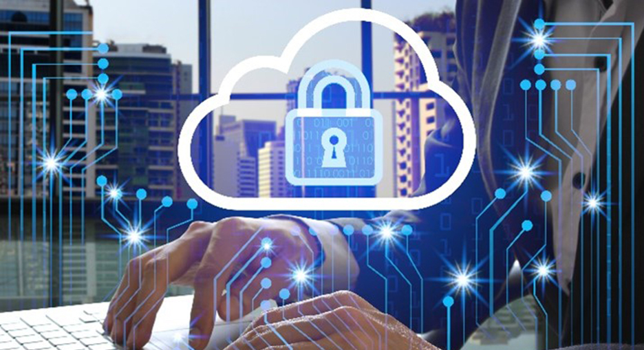 Goldstandard in der Cloud-Branche: Open Telekom Cloud nach BSI C5:2020 und SOC 1, SOC 2, SOC 3 testiert Hände eines Mannes auf einer Laptop Tastatur, im Vordergrund des Bildes ein digitales Schloss in einer Cloud