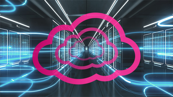 Daten die sich im Serverraum bewegen, mit dem Open Telekom Cloud Logo im Vordergrund.
