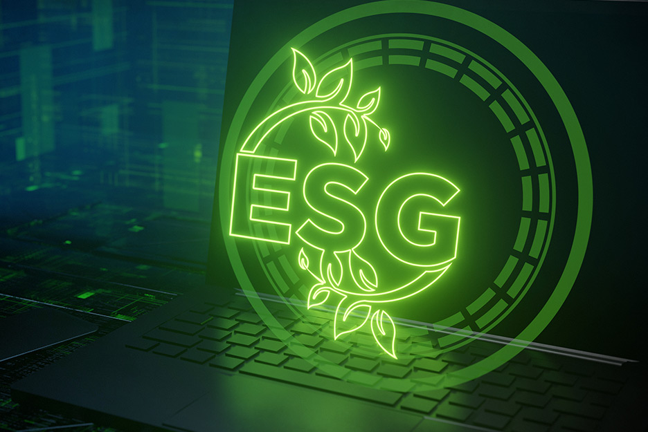 Ein aufgeklappter Laptop mit den leuchtenden Buchstaben ESG in einem Kreis darüber in Grün