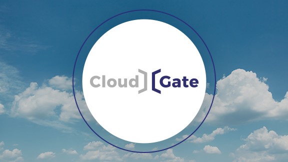 CloudGate Logo vor einem Foto eines Himmels mit Wolken.