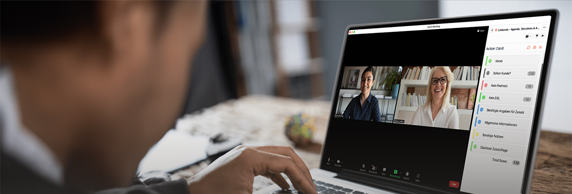 Ein Mann arbeitet an einem Laptop und hat einen Videocall