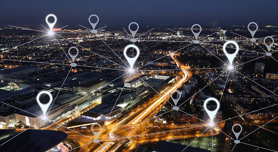 GPS Navigationspunkte in einer Stadt bei Nacht