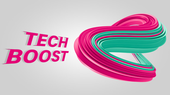 Ein Mann vor weisser Mauer mit TechBoost Logo