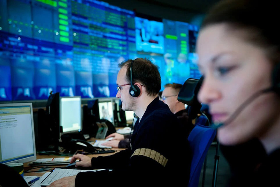 People in front of screens in the data centre